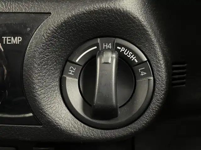 トヨタ ハイラックス Z 道央・札幌 2019(平31)年 4万km アティチュードブラックマイカ ・パートタイム４WD/・寒冷地仕様/・純正SDナビ/・CD/DVD/BT/フルセグ/SD/・バックカメラ/・ナビ連動型ETC/・純正前方ドライブレコーダー/・純正エンジンスターター/・衝突軽減ブレーキ/・横滑り防止装置/・レーンキープアシスト/・クルーズコントロール/・ダウンヒルアシストコントロール/・LEDヘッドライト/・前後フォグ/・ヘッドランプウォッシャー/・TRDマッドフラップ/・TRDフロントアンダーカバー/・TRDステッカー/・積込社外17インチAW夏タイヤ（265/65/R17　8mm）/・ドアバイザー/・プッシュスタート/・スマートキー/・スペアキー(スマートキーx1/板キーx2)/・取/保