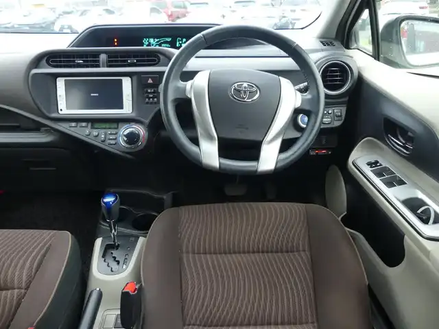 トヨタ アクア G 千葉県 2012(平24)年 3.9万km ライムホワイトパールクリスタルシャイン 純正SDナビ/ワンセグTV/【CD再生機能】/ドライブレコーダー（前後撮影）/革巻きステアリング/ETC/HIDヘッドライト/ウインカーミラー/スマートキー