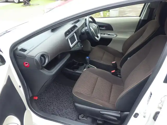 トヨタ アクア G 千葉県 2012(平24)年 3.9万km ライムホワイトパールクリスタルシャイン 純正SDナビ/ワンセグTV/【CD再生機能】/ドライブレコーダー（前後撮影）/革巻きステアリング/ETC/HIDヘッドライト/ウインカーミラー/スマートキー