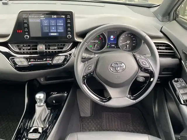 トヨタ Ｃ－ＨＲ G モード ネロセーフティプラスⅢ 千葉県 2022(令4)年 1.7万km ブラックマイカ 純正8インチナビ/(BT/FM/AM)/全周囲カメラ/ドライブレコーダー前後/ブラインドスポットモニター/衝突被害軽減システム/車線逸脱警報/レーダークルーズコントロール/ハーフレザーシート/横滑り防止装置/ビルトインETC2.0/アイドリングストップ/LEDヘッドライト/フォグランプ/オートライト/ウィンカーミラー/電動格納ミラー/純正18インチAW/シートヒーター/シートリフター/プッシュスタート/スマートキー/フロアマット/スペアキー/取扱説明書/保証書