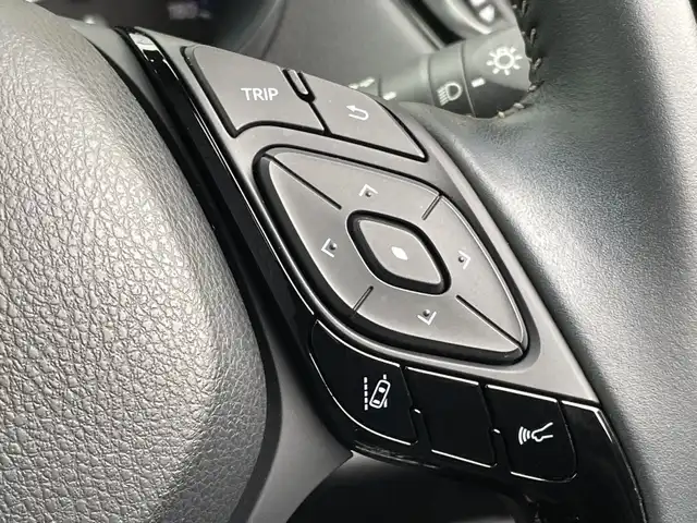 トヨタ Ｃ－ＨＲ G モード ネロセーフティプラスⅢ 千葉県 2022(令4)年 1.7万km ブラックマイカ 純正8インチナビ/(BT/FM/AM)/全周囲カメラ/ドライブレコーダー前後/ブラインドスポットモニター/衝突被害軽減システム/車線逸脱警報/レーダークルーズコントロール/ハーフレザーシート/横滑り防止装置/ビルトインETC2.0/アイドリングストップ/LEDヘッドライト/フォグランプ/オートライト/ウィンカーミラー/電動格納ミラー/純正18インチAW/シートヒーター/シートリフター/プッシュスタート/スマートキー/フロアマット/スペアキー/取扱説明書/保証書