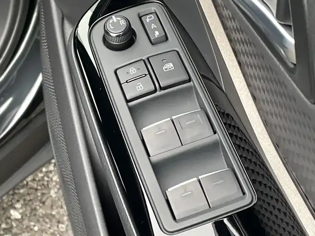 トヨタ Ｃ－ＨＲ G モード ネロセーフティプラスⅢ 千葉県 2022(令4)年 1.7万km ブラックマイカ 純正8インチナビ/(BT/FM/AM)/全周囲カメラ/ドライブレコーダー前後/ブラインドスポットモニター/衝突被害軽減システム/車線逸脱警報/レーダークルーズコントロール/ハーフレザーシート/横滑り防止装置/ビルトインETC2.0/アイドリングストップ/LEDヘッドライト/フォグランプ/オートライト/ウィンカーミラー/電動格納ミラー/純正18インチAW/シートヒーター/シートリフター/プッシュスタート/スマートキー/フロアマット/スペアキー/取扱説明書/保証書