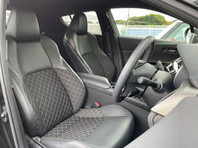 トヨタ Ｃ－ＨＲ G モード ネロセーフティプラスⅢ 千葉県 2022(令4)年 1.7万km ブラックマイカ 純正8インチナビ/(BT/FM/AM)/全周囲カメラ/ドライブレコーダー前後/ブラインドスポットモニター/衝突被害軽減システム/車線逸脱警報/レーダークルーズコントロール/ハーフレザーシート/横滑り防止装置/ビルトインETC2.0/アイドリングストップ/LEDヘッドライト/フォグランプ/オートライト/ウィンカーミラー/電動格納ミラー/純正18インチAW/シートヒーター/シートリフター/プッシュスタート/スマートキー/フロアマット/スペアキー/取扱説明書/保証書