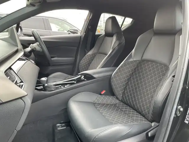 トヨタ Ｃ－ＨＲ G モード ネロセーフティプラスⅢ 千葉県 2022(令4)年 1.7万km ブラックマイカ 純正8インチナビ/(BT/FM/AM)/全周囲カメラ/ドライブレコーダー前後/ブラインドスポットモニター/衝突被害軽減システム/車線逸脱警報/レーダークルーズコントロール/ハーフレザーシート/横滑り防止装置/ビルトインETC2.0/アイドリングストップ/LEDヘッドライト/フォグランプ/オートライト/ウィンカーミラー/電動格納ミラー/純正18インチAW/シートヒーター/シートリフター/プッシュスタート/スマートキー/フロアマット/スペアキー/取扱説明書/保証書