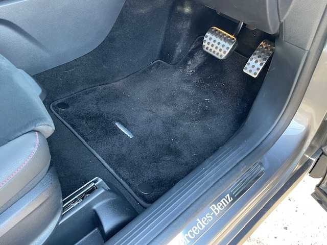 メルセデス・ベンツ Ｍ・ベンツ ＧＬＢ２００ｄ 4マチック AMGライン 神奈川県 2024(令6)年 0.8万km マウンテングレー ワンオーナー/純正HDDナビ/フルセグテレビ/パノラマサンルーフ/プッシュスタート/パワーバックドア/ETC２．０/純正２０インチアルミホイール/純正メモリナビ/LEDライト/スペアキー