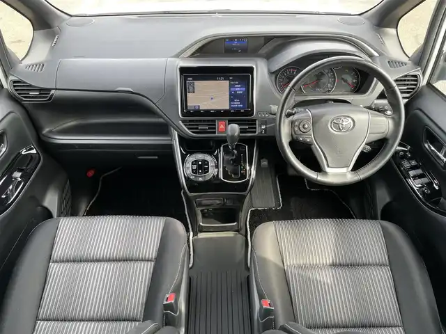 トヨタ ヴォクシー ZS 煌Ⅱ 佐賀県 2020(令2)年 6万km ホワイトパールクリスタルシャイン 純正9インチナビゲーション/・AM/FM/CD/DVD/Bluetooth/フルセグTV/バックカメラ/純正12.1インチフリップダウンモニター/純正ビルトインETC/ドライブレコーダー/充電用USBポート/両側パワースライドドア/ISOFIX対応/革巻きステアリング/純正LEDヘッドライト/・オートマチックハイビーム/社外19インチアルミホイール/純正フロアマット/新車保証書/取扱説明書/Toyota Safety Sense/・プリクラッシュセーフティ/・レーンディパーチャーアラート/・先行車発進告知機能/クルーズコントロール/クリアランスソナー/パーキングサポートブレーキ