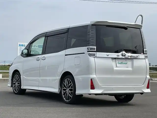 トヨタ ヴォクシー ZS 煌Ⅱ 佐賀県 2020(令2)年 6万km ホワイトパールクリスタルシャイン 純正9インチナビゲーション/・AM/FM/CD/DVD/Bluetooth/フルセグTV/バックカメラ/純正12.1インチフリップダウンモニター/純正ビルトインETC/ドライブレコーダー/充電用USBポート/両側パワースライドドア/ISOFIX対応/革巻きステアリング/純正LEDヘッドライト/・オートマチックハイビーム/社外19インチアルミホイール/純正フロアマット/新車保証書/取扱説明書/Toyota Safety Sense/・プリクラッシュセーフティ/・レーンディパーチャーアラート/・先行車発進告知機能/クルーズコントロール/クリアランスソナー/パーキングサポートブレーキ