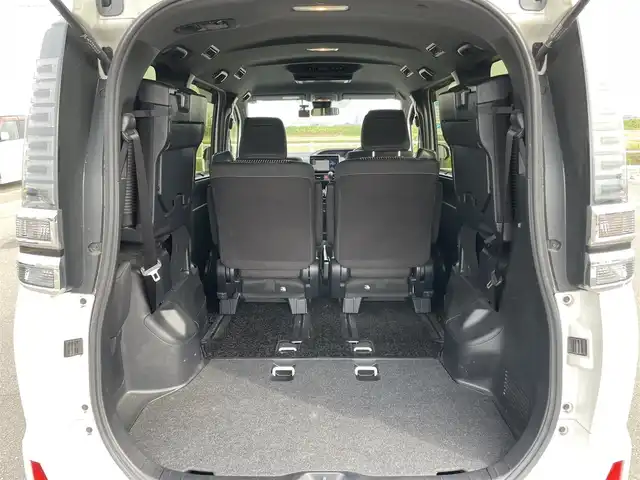 トヨタ ヴォクシー ZS 煌Ⅱ 佐賀県 2020(令2)年 6万km ホワイトパールクリスタルシャイン 純正9インチナビゲーション/・AM/FM/CD/DVD/Bluetooth/フルセグTV/バックカメラ/純正12.1インチフリップダウンモニター/純正ビルトインETC/ドライブレコーダー/充電用USBポート/両側パワースライドドア/ISOFIX対応/革巻きステアリング/純正LEDヘッドライト/・オートマチックハイビーム/社外19インチアルミホイール/純正フロアマット/新車保証書/取扱説明書/Toyota Safety Sense/・プリクラッシュセーフティ/・レーンディパーチャーアラート/・先行車発進告知機能/クルーズコントロール/クリアランスソナー/パーキングサポートブレーキ