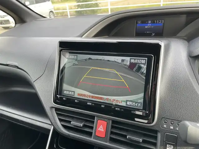 トヨタ ヴォクシー ZS 煌Ⅱ 佐賀県 2020(令2)年 6万km ホワイトパールクリスタルシャイン 純正9インチナビゲーション/・AM/FM/CD/DVD/Bluetooth/フルセグTV/バックカメラ/純正12.1インチフリップダウンモニター/純正ビルトインETC/ドライブレコーダー/充電用USBポート/両側パワースライドドア/ISOFIX対応/革巻きステアリング/純正LEDヘッドライト/・オートマチックハイビーム/社外19インチアルミホイール/純正フロアマット/新車保証書/取扱説明書/Toyota Safety Sense/・プリクラッシュセーフティ/・レーンディパーチャーアラート/・先行車発進告知機能/クルーズコントロール/クリアランスソナー/パーキングサポートブレーキ