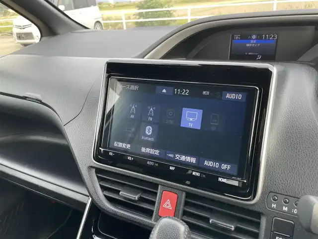 トヨタ ヴォクシー ZS 煌Ⅱ 佐賀県 2020(令2)年 6万km ホワイトパールクリスタルシャイン 純正9インチナビゲーション/・AM/FM/CD/DVD/Bluetooth/フルセグTV/バックカメラ/純正12.1インチフリップダウンモニター/純正ビルトインETC/ドライブレコーダー/充電用USBポート/両側パワースライドドア/ISOFIX対応/革巻きステアリング/純正LEDヘッドライト/・オートマチックハイビーム/社外19インチアルミホイール/純正フロアマット/新車保証書/取扱説明書/Toyota Safety Sense/・プリクラッシュセーフティ/・レーンディパーチャーアラート/・先行車発進告知機能/クルーズコントロール/クリアランスソナー/パーキングサポートブレーキ