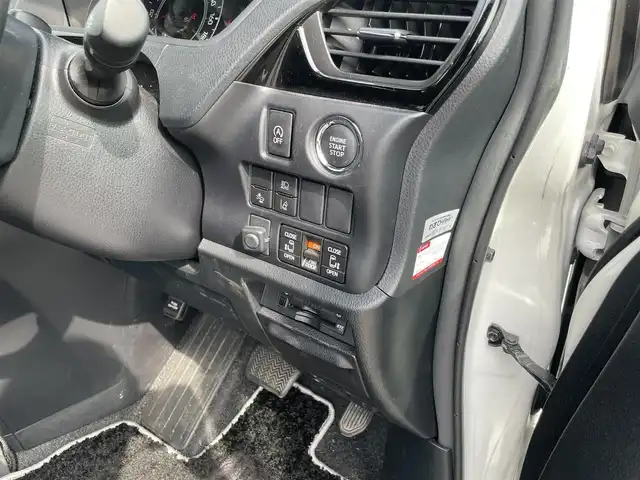 トヨタ ヴォクシー ZS 煌Ⅱ 佐賀県 2020(令2)年 6万km ホワイトパールクリスタルシャイン 純正9インチナビゲーション/・AM/FM/CD/DVD/Bluetooth/フルセグTV/バックカメラ/純正12.1インチフリップダウンモニター/純正ビルトインETC/ドライブレコーダー/充電用USBポート/両側パワースライドドア/ISOFIX対応/革巻きステアリング/純正LEDヘッドライト/・オートマチックハイビーム/社外19インチアルミホイール/純正フロアマット/新車保証書/取扱説明書/Toyota Safety Sense/・プリクラッシュセーフティ/・レーンディパーチャーアラート/・先行車発進告知機能/クルーズコントロール/クリアランスソナー/パーキングサポートブレーキ