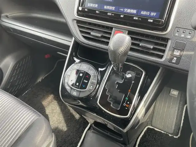 トヨタ ヴォクシー ZS 煌Ⅱ 佐賀県 2020(令2)年 6万km ホワイトパールクリスタルシャイン 純正9インチナビゲーション/・AM/FM/CD/DVD/Bluetooth/フルセグTV/バックカメラ/純正12.1インチフリップダウンモニター/純正ビルトインETC/ドライブレコーダー/充電用USBポート/両側パワースライドドア/ISOFIX対応/革巻きステアリング/純正LEDヘッドライト/・オートマチックハイビーム/社外19インチアルミホイール/純正フロアマット/新車保証書/取扱説明書/Toyota Safety Sense/・プリクラッシュセーフティ/・レーンディパーチャーアラート/・先行車発進告知機能/クルーズコントロール/クリアランスソナー/パーキングサポートブレーキ