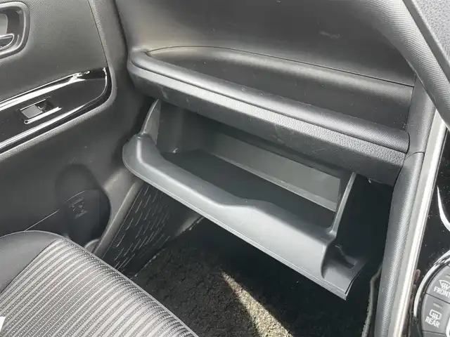 トヨタ ヴォクシー ZS 煌Ⅱ 佐賀県 2020(令2)年 6万km ホワイトパールクリスタルシャイン 純正9インチナビゲーション/・AM/FM/CD/DVD/Bluetooth/フルセグTV/バックカメラ/純正12.1インチフリップダウンモニター/純正ビルトインETC/ドライブレコーダー/充電用USBポート/両側パワースライドドア/ISOFIX対応/革巻きステアリング/純正LEDヘッドライト/・オートマチックハイビーム/社外19インチアルミホイール/純正フロアマット/新車保証書/取扱説明書/Toyota Safety Sense/・プリクラッシュセーフティ/・レーンディパーチャーアラート/・先行車発進告知機能/クルーズコントロール/クリアランスソナー/パーキングサポートブレーキ