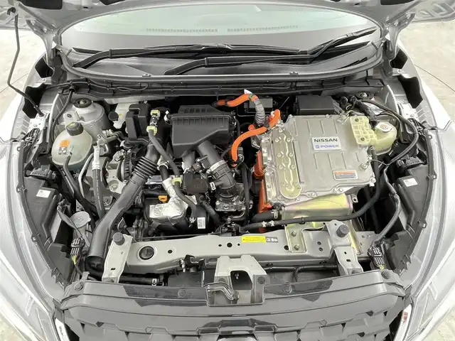 日産 キックス X 千葉県 2020(令2)年 1.7万km ブリリアントシルバー 純正9型ナビ/AM＆FM＆Bluetooth＆フルセグTV＆CD＆DVD/プロパイロット/エマージェンシーブレーキ/ふらつき防止/ハンドル支援/アラウンドビューモニター/インテリジェントルームミラー/Driveモード/ルーフレール/電動格納サイドミラー/ビルトインETC/LEDヘッドライト/フォグランプ/ISOFIX/純正フロアマット/純正ドアバイザー/USBポート/12Vシガーソケット/電動パーキングブレーキ/オートホールド/アイドリングストップ/ウィンカーミラー/プッシュスタート