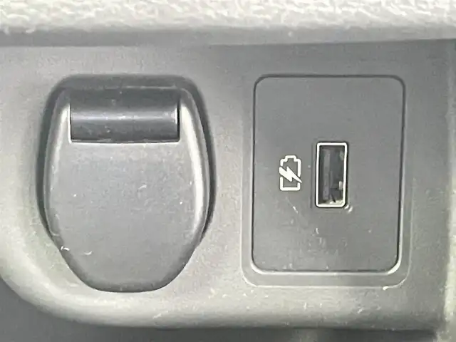 日産 キックス X 千葉県 2020(令2)年 1.7万km ブリリアントシルバー 純正9型ナビ/AM＆FM＆Bluetooth＆フルセグTV＆CD＆DVD/プロパイロット/エマージェンシーブレーキ/ふらつき防止/ハンドル支援/アラウンドビューモニター/インテリジェントルームミラー/Driveモード/ルーフレール/電動格納サイドミラー/ビルトインETC/LEDヘッドライト/フォグランプ/ISOFIX/純正フロアマット/純正ドアバイザー/USBポート/12Vシガーソケット/電動パーキングブレーキ/オートホールド/アイドリングストップ/ウィンカーミラー/プッシュスタート