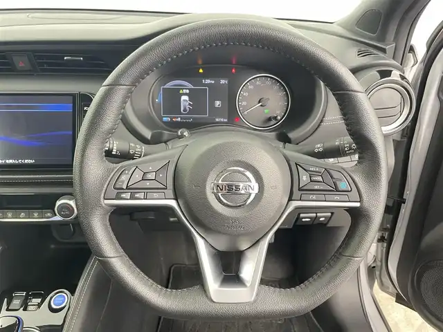 日産 キックス X 千葉県 2020(令2)年 1.7万km ブリリアントシルバー 純正9型ナビ/AM＆FM＆Bluetooth＆フルセグTV＆CD＆DVD/プロパイロット/エマージェンシーブレーキ/ふらつき防止/ハンドル支援/アラウンドビューモニター/インテリジェントルームミラー/Driveモード/ルーフレール/電動格納サイドミラー/ビルトインETC/LEDヘッドライト/フォグランプ/ISOFIX/純正フロアマット/純正ドアバイザー/USBポート/12Vシガーソケット/電動パーキングブレーキ/オートホールド/アイドリングストップ/ウィンカーミラー/プッシュスタート