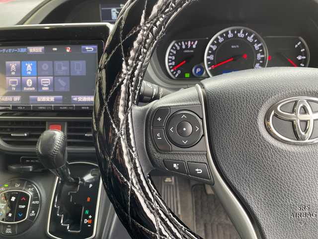 トヨタ ヴォクシー ZS 煌 愛知県 2015(平27)年 7.1万km ブラック 純正9型ナビ/フリップダウンモニター/両側パワースライドドア/バックカメラ/純正アルミホイール/LEDヘッドライト/オートライト/ETC/フルセグ/CD DVD/Bluetooth/ステアリングスイッチ/スマートキー/プッシュスタート