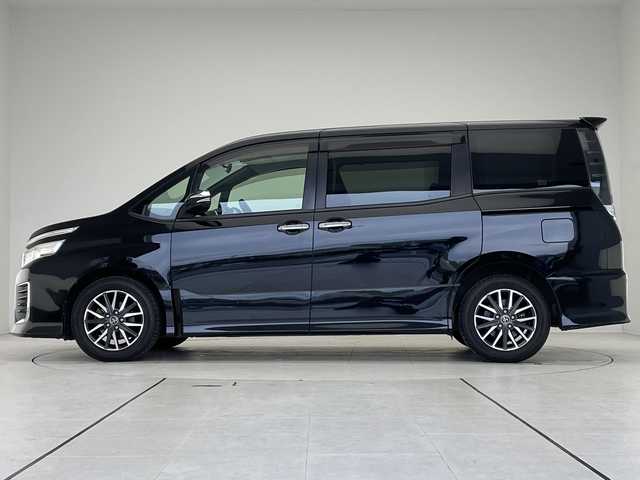 トヨタ ヴォクシー ZS 煌 愛知県 2015(平27)年 7.1万km ブラック 純正9型ナビ/フリップダウンモニター/両側パワースライドドア/バックカメラ/純正アルミホイール/LEDヘッドライト/オートライト/ETC/フルセグ/CD DVD/Bluetooth/ステアリングスイッチ/スマートキー/プッシュスタート