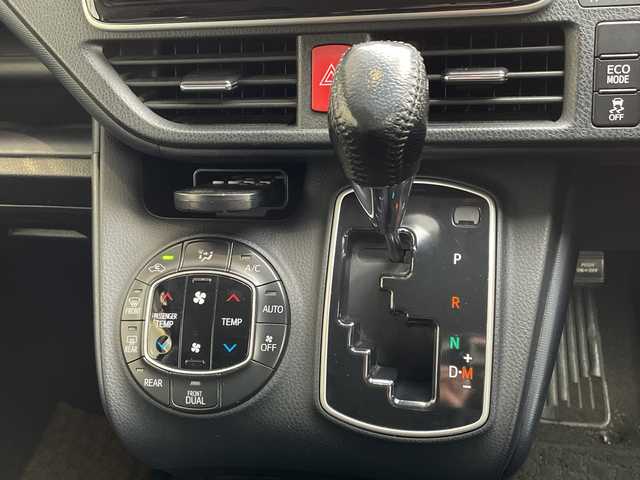 トヨタ ヴォクシー ZS 煌 愛知県 2015(平27)年 7.1万km ブラック 純正9型ナビ/フリップダウンモニター/両側パワースライドドア/バックカメラ/純正アルミホイール/LEDヘッドライト/オートライト/ETC/フルセグ/CD DVD/Bluetooth/ステアリングスイッチ/スマートキー/プッシュスタート