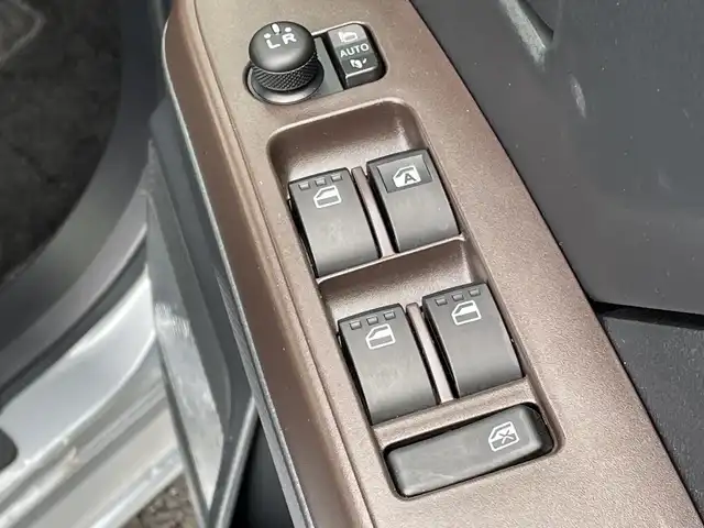 トヨタ ルーミー G－T 千葉県 2017(平29)年 1.9万km ブライトシルバーM 純正メモリナビ/(フルセグTV/BT/CD/FM/AM)/バックカメラ/衝突被害軽減システム/クルーズコントロール/両側パワースライドドア/横滑り防止装置/ビルトインETC/ドライブレコーダー/アイドリングストップ/オートライト/ウィンカーミラー/電動格納ミラー/シートリフター/プッシュスタート/スマートキー/フロアマット/ドアバイザー/スペアキー/取扱説明書/保証書