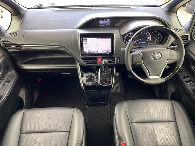 トヨタ エスクァイア Gi 岐阜県 2017(平29)年 4.3万km スパークリングブラックパールクリスタルシャイン 純正フリップダウンモニター/純正9インチSDナビ（NSZT-Y66T)/フルセグ/BT/DVD/USB/HDMI/バックカメラ/ビルトインETC/トヨタセーフティセンスC/・プリクラッシュセーフティシステム/・レーンディパーチャーアラート/・オートマチックハイビーム/クルーズコントロール/アイドリングストップ/合皮シート/前席シートヒーター/両側パワースライドドア/ウッドコンビハンドル/純正15インチAW/サイドバイザー/プッシュスタート/LEDオートライト/フォグランプ/MTモード付AT