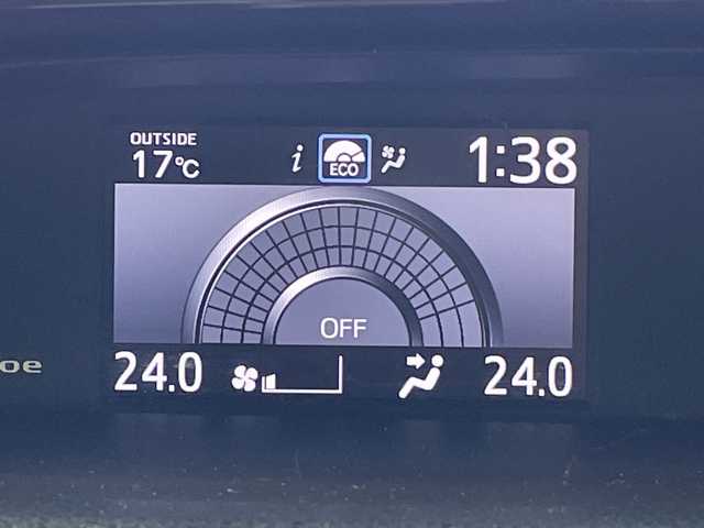 トヨタ エスクァイア Gi 岐阜県 2017(平29)年 4.3万km スパークリングブラックパールクリスタルシャイン 純正フリップダウンモニター/純正9インチSDナビ（NSZT-Y66T)/フルセグ/BT/DVD/USB/HDMI/バックカメラ/ビルトインETC/トヨタセーフティセンスC/・プリクラッシュセーフティシステム/・レーンディパーチャーアラート/・オートマチックハイビーム/クルーズコントロール/アイドリングストップ/合皮シート/前席シートヒーター/両側パワースライドドア/ウッドコンビハンドル/純正15インチAW/サイドバイザー/プッシュスタート/LEDオートライト/フォグランプ/MTモード付AT