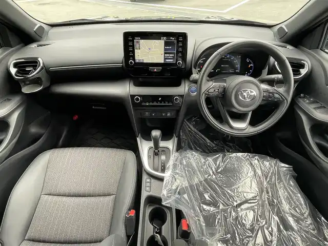 トヨタ ヤリスクロス ハイブリッド Z 愛媛県 2023(令5)年 2万km ブラックマイカ 純正8型ディスプレイオーディオ(フルセグTV/BT)/全周囲カメラ/トヨタセーフティセンス/レーダークルーズコントロール/ブラインドスポットモニター/クリアランスソナー/衝突被害軽減装置/車線逸脱防止装置/電動リアゲート/ハーフレザー/シートヒーター/パワーシート/ステアリングヒーター/スイッチ/電格ミラー/ヒートミラー/純正ラバーマット/ドアバイザー/ETC/LEDヘッドライト/現状サマー(純正AW)(215/50/R18)/DUNLOP ENASAVE EC300+/禁煙車