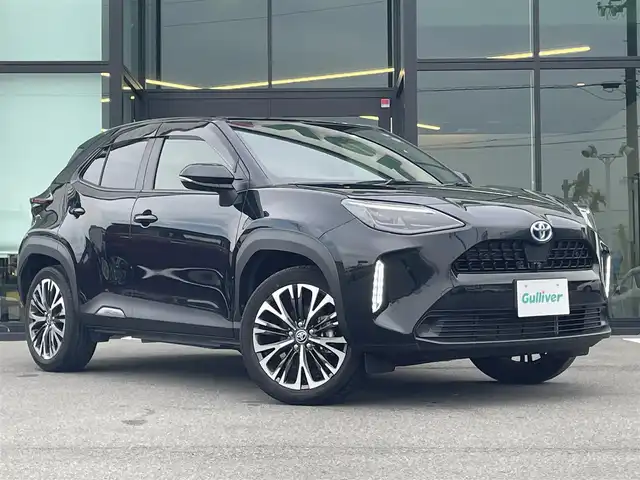 トヨタ ヤリスクロス ハイブリッド Z 愛媛県 2023(令5)年 2万km ブラックマイカ 純正8型ディスプレイオーディオ(フルセグTV/BT)/全周囲カメラ/トヨタセーフティセンス/レーダークルーズコントロール/ブラインドスポットモニター/クリアランスソナー/衝突被害軽減装置/車線逸脱防止装置/電動リアゲート/ハーフレザー/シートヒーター/パワーシート/ステアリングヒーター/スイッチ/電格ミラー/ヒートミラー/純正ラバーマット/ドアバイザー/ETC/LEDヘッドライト/現状サマー(純正AW)(215/50/R18)/DUNLOP ENASAVE EC300+/禁煙車