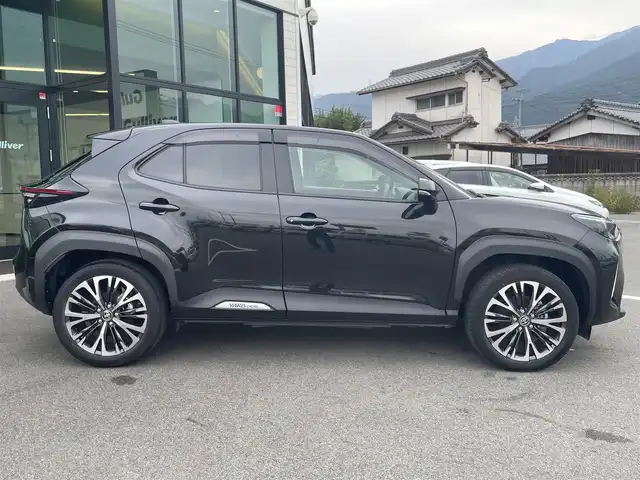 トヨタ ヤリスクロス ハイブリッド Z 愛媛県 2023(令5)年 2万km ブラックマイカ 純正8型ディスプレイオーディオ(フルセグTV/BT)/全周囲カメラ/トヨタセーフティセンス/レーダークルーズコントロール/ブラインドスポットモニター/クリアランスソナー/衝突被害軽減装置/車線逸脱防止装置/電動リアゲート/ハーフレザー/シートヒーター/パワーシート/ステアリングヒーター/スイッチ/電格ミラー/ヒートミラー/純正ラバーマット/ドアバイザー/ETC/LEDヘッドライト/現状サマー(純正AW)(215/50/R18)/DUNLOP ENASAVE EC300+/禁煙車