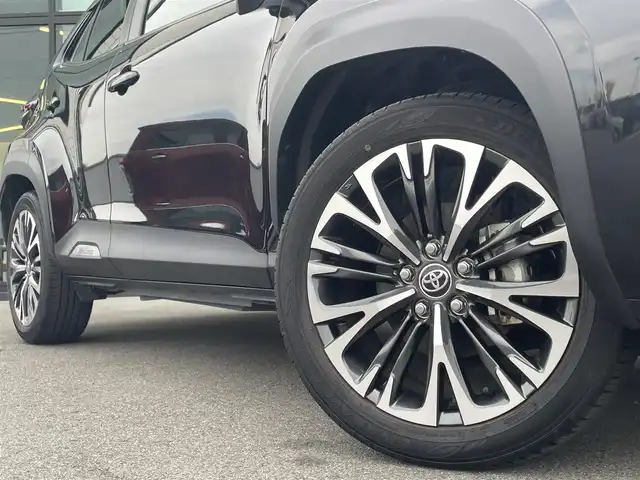 トヨタ ヤリスクロス ハイブリッド Z 愛媛県 2023(令5)年 2万km ブラックマイカ 純正8型ディスプレイオーディオ(フルセグTV/BT)/全周囲カメラ/トヨタセーフティセンス/レーダークルーズコントロール/ブラインドスポットモニター/クリアランスソナー/衝突被害軽減装置/車線逸脱防止装置/電動リアゲート/ハーフレザー/シートヒーター/パワーシート/ステアリングヒーター/スイッチ/電格ミラー/ヒートミラー/純正ラバーマット/ドアバイザー/ETC/LEDヘッドライト/現状サマー(純正AW)(215/50/R18)/DUNLOP ENASAVE EC300+/禁煙車