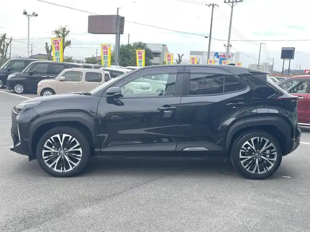 トヨタ ヤリスクロス ハイブリッド Z 愛媛県 2023(令5)年 2万km ブラックマイカ 純正8型ディスプレイオーディオ(フルセグTV/BT)/全周囲カメラ/トヨタセーフティセンス/レーダークルーズコントロール/ブラインドスポットモニター/クリアランスソナー/衝突被害軽減装置/車線逸脱防止装置/電動リアゲート/ハーフレザー/シートヒーター/パワーシート/ステアリングヒーター/スイッチ/電格ミラー/ヒートミラー/純正ラバーマット/ドアバイザー/ETC/LEDヘッドライト/現状サマー(純正AW)(215/50/R18)/DUNLOP ENASAVE EC300+/禁煙車