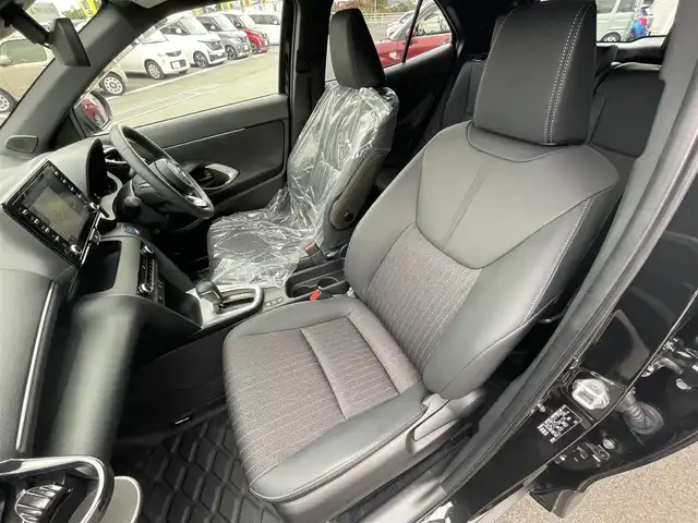 トヨタ ヤリスクロス ハイブリッド Z 愛媛県 2023(令5)年 2万km ブラックマイカ 純正8型ディスプレイオーディオ(フルセグTV/BT)/全周囲カメラ/トヨタセーフティセンス/レーダークルーズコントロール/ブラインドスポットモニター/クリアランスソナー/衝突被害軽減装置/車線逸脱防止装置/電動リアゲート/ハーフレザー/シートヒーター/パワーシート/ステアリングヒーター/スイッチ/電格ミラー/ヒートミラー/純正ラバーマット/ドアバイザー/ETC/LEDヘッドライト/現状サマー(純正AW)(215/50/R18)/DUNLOP ENASAVE EC300+/禁煙車