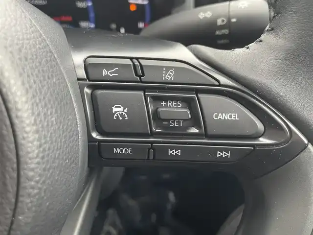 トヨタ ヤリスクロス ハイブリッド Z 愛媛県 2023(令5)年 2万km ブラックマイカ 純正8型ディスプレイオーディオ(フルセグTV/BT)/全周囲カメラ/トヨタセーフティセンス/レーダークルーズコントロール/ブラインドスポットモニター/クリアランスソナー/衝突被害軽減装置/車線逸脱防止装置/電動リアゲート/ハーフレザー/シートヒーター/パワーシート/ステアリングヒーター/スイッチ/電格ミラー/ヒートミラー/純正ラバーマット/ドアバイザー/ETC/LEDヘッドライト/現状サマー(純正AW)(215/50/R18)/DUNLOP ENASAVE EC300+/禁煙車