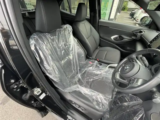 トヨタ ヤリスクロス ハイブリッド Z 愛媛県 2023(令5)年 2万km ブラックマイカ 純正8型ディスプレイオーディオ(フルセグTV/BT)/全周囲カメラ/トヨタセーフティセンス/レーダークルーズコントロール/ブラインドスポットモニター/クリアランスソナー/衝突被害軽減装置/車線逸脱防止装置/電動リアゲート/ハーフレザー/シートヒーター/パワーシート/ステアリングヒーター/スイッチ/電格ミラー/ヒートミラー/純正ラバーマット/ドアバイザー/ETC/LEDヘッドライト/現状サマー(純正AW)(215/50/R18)/DUNLOP ENASAVE EC300+/禁煙車