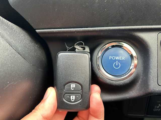 トヨタ アクア S 富山県 2013(平25)年 15.4万km クールソーダメタリック ワンオーナー/スマートキー×２/純正メモリーナビ(NSCP-W62)/CD/BT/ワンセグTV/バックカメラ/ETC/前席シートヒーター/前後ドラレコ(ZDR017)/LEDヘッドライト/プッシュスタート/純正フロアマット/オートライト/横滑り防止装置/ステアリングスイッチ/電格ウィンカーミラー/ヘッドライトレベライザー/ドアバイザー/ナノイー/保証書・取説・ナビ取説