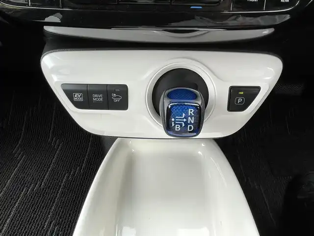 トヨタ プリウス A ツーリングセレクション 東京都 2016(平28)年 2.3万km ホワイトパールクリスタルシャイン モデリスタフロントスポイラー/モデリスタサイドスカート/モデリスタリアスカート/純正９インチSDナビ/CD/DVD/FM・AM/SD/Bluetooth//フルセグTV/バックカメラ/ETC/ヘッドアップディスプレイ/パーキングアシスト/プリクラッシュセーフティ/レーンキープアシスト/レーダークルーズコントロール/オートハイビーム/クリアランスソナー/ブラインドスポットモニター/シートヒーター/純正17インチアルミホイール/純正フロアマット/LEDヘッドライト/保証書/取扱説明書/スペアキー