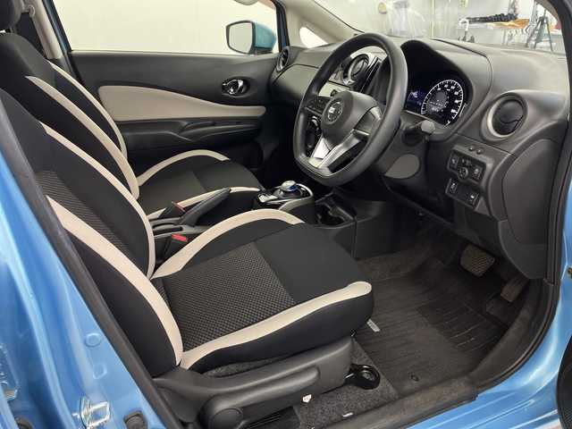 日産 ノート e－パワー X 岐阜県 2017(平29)年 4.5万km ソニックブルー 純正ナビ/　(AM/FM/CD/DVD/Bluetooth/フルセグTV)/アラウンドビューモニター/デジタルインナーミラー/エマージェンシーブレーキ/レーンキープアシスト/コーナーセンサー/ドライブレコーダー/ETC/LEDヘッドライト/オートライト/純正フロアマット/純正ドアバイザー