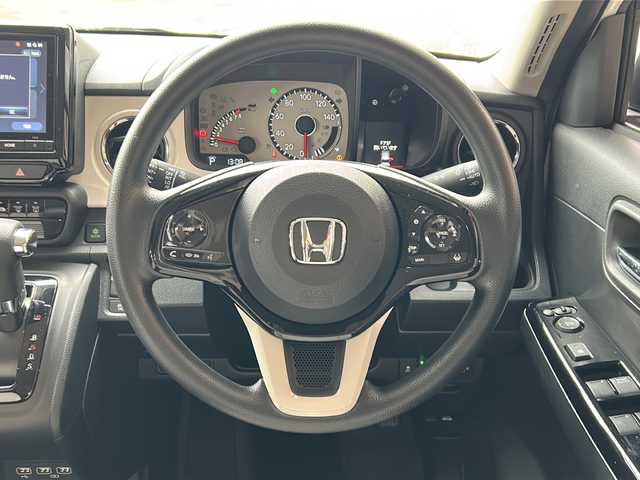 ホンダ Ｎ ＯＮＥ オリジナル 静岡県 2024(令6)年 1.9万km プラチナホワイトパール 純正ナビ/フルセグ/Bluetooth/ipod/USB/AM/FM/主要装備/・純正ナビ　/・レーダークルーズコントロール　/・ドライブレコーダー　/・スマートキー　/・バックカメラ　/・ＥＴＣ　/・ステアリングリモコン　/・オートホールド　/・レーンキープ　/・ホンダセンシング　/・ＬＥＤヘッドライト　/・スペアキー/・純正ホイールキャップ/・純正フロアマット/・ハーフレザーシート/・プッシュスタート/・横すべり防止装置/・衝突軽減システム