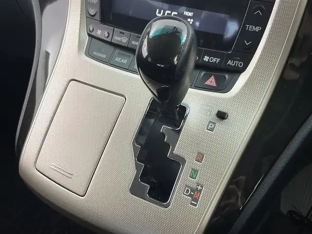 トヨタ ヴェルファイア 2．4Z ゴールデンアイズ 群馬県 2013(平25)年 8万km ホワイトパールクリスタルシャイン フリップダウンモニター　純正８インチナビ　バックカメラ　両側パワースライドドア　クルーズコントロール　ＨＩＤオートライト　ハーフレザーシート　オットマン　パワーバックドア　スマートキー　ＥＴＣ　禁煙車