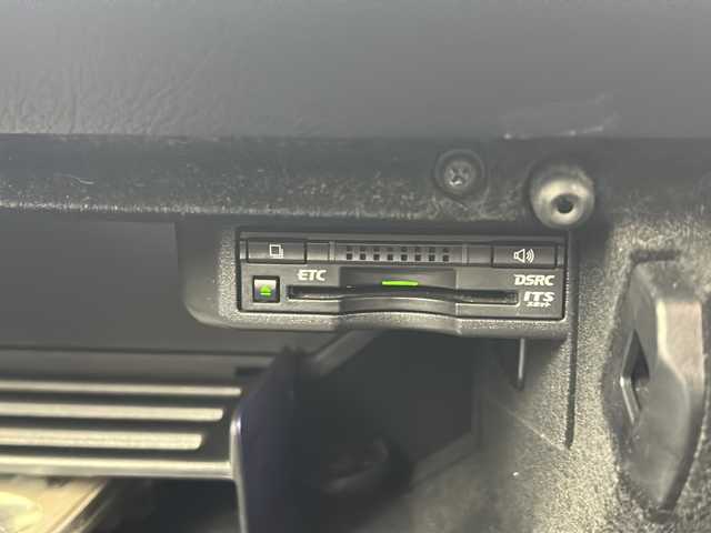 レクサス ＩＳ 300h Fスポーツ 福島県 2014(平26)年 8.6万km ホワイトノーヴァガラスフレーク /禁車車//レーダークルーズコントロール//シートヒーター//バックカメラ//パドルシフト//ＥＴＣ//純正ナビ/CD・DVD・BT・MSV・フルセグＴＶ//フォグランプ//ステアリングリモコン//パワーシート//ＬＥＤライト//取説・保証書//ハーフレザーシート//カードキー有り