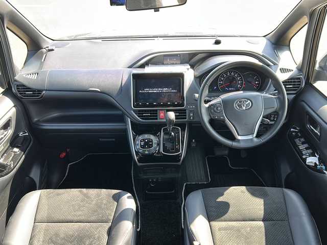 トヨタ ヴォクシー ZS 煌Ⅲ 佐賀県 2021(令3)年 4.5万km ブラック 純正9インチSDナビゲーション/・フルセグTV/CD/DVD/SD/HDMI/Bluetooth/フリップダウンモニター/前後ドライブレコーダー/ビルトインETC2.0/両側パワースライドドア/TVキャンセラー/後席エアコン/ハーフレザーシート/後席サンシェード/ISOFIX対応/革巻きステアリング/ステアリングリモコン/純正16インチアルミホイール/純正LEDヘッドライト/・オートマチックハイビーム/純正LEDフォグランプ/純正フロアマット/トヨタセーフティセンス/・クルーズコントロール/・プリクラッシュセーフティ/・レーンディパーチャーアラート/・パーキングサポートブレーキ/・先行車発進お知らせ機能/・クリアランスソナー