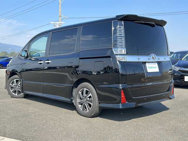 トヨタ ヴォクシー ZS 煌Ⅲ 佐賀県 2021(令3)年 4.5万km ブラック 純正9インチSDナビゲーション/・フルセグTV/CD/DVD/SD/HDMI/Bluetooth/フリップダウンモニター/前後ドライブレコーダー/ビルトインETC2.0/両側パワースライドドア/TVキャンセラー/後席エアコン/ハーフレザーシート/後席サンシェード/ISOFIX対応/革巻きステアリング/ステアリングリモコン/純正16インチアルミホイール/純正LEDヘッドライト/・オートマチックハイビーム/純正LEDフォグランプ/純正フロアマット/トヨタセーフティセンス/・クルーズコントロール/・プリクラッシュセーフティ/・レーンディパーチャーアラート/・パーキングサポートブレーキ/・先行車発進お知らせ機能/・クリアランスソナー