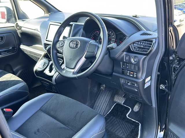 トヨタ ヴォクシー ZS 煌Ⅲ 佐賀県 2021(令3)年 4.5万km ブラック 純正9インチSDナビゲーション/・フルセグTV/CD/DVD/SD/HDMI/Bluetooth/フリップダウンモニター/前後ドライブレコーダー/ビルトインETC2.0/両側パワースライドドア/TVキャンセラー/後席エアコン/ハーフレザーシート/後席サンシェード/ISOFIX対応/革巻きステアリング/ステアリングリモコン/純正16インチアルミホイール/純正LEDヘッドライト/・オートマチックハイビーム/純正LEDフォグランプ/純正フロアマット/トヨタセーフティセンス/・クルーズコントロール/・プリクラッシュセーフティ/・レーンディパーチャーアラート/・パーキングサポートブレーキ/・先行車発進お知らせ機能/・クリアランスソナー