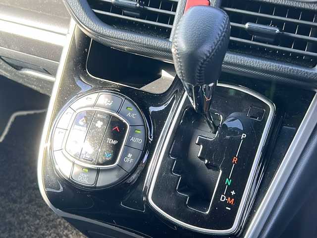 トヨタ ヴォクシー ZS 煌Ⅲ 佐賀県 2021(令3)年 4.5万km ブラック 純正9インチSDナビゲーション/・フルセグTV/CD/DVD/SD/HDMI/Bluetooth/フリップダウンモニター/前後ドライブレコーダー/ビルトインETC2.0/両側パワースライドドア/TVキャンセラー/後席エアコン/ハーフレザーシート/後席サンシェード/ISOFIX対応/革巻きステアリング/ステアリングリモコン/純正16インチアルミホイール/純正LEDヘッドライト/・オートマチックハイビーム/純正LEDフォグランプ/純正フロアマット/トヨタセーフティセンス/・クルーズコントロール/・プリクラッシュセーフティ/・レーンディパーチャーアラート/・パーキングサポートブレーキ/・先行車発進お知らせ機能/・クリアランスソナー