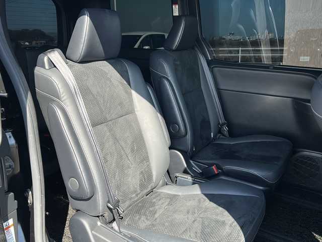 トヨタ ヴォクシー ZS 煌Ⅲ 佐賀県 2021(令3)年 4.5万km ブラック 純正9インチSDナビゲーション/・フルセグTV/CD/DVD/SD/HDMI/Bluetooth/フリップダウンモニター/前後ドライブレコーダー/ビルトインETC2.0/両側パワースライドドア/TVキャンセラー/後席エアコン/ハーフレザーシート/後席サンシェード/ISOFIX対応/革巻きステアリング/ステアリングリモコン/純正16インチアルミホイール/純正LEDヘッドライト/・オートマチックハイビーム/純正LEDフォグランプ/純正フロアマット/トヨタセーフティセンス/・クルーズコントロール/・プリクラッシュセーフティ/・レーンディパーチャーアラート/・パーキングサポートブレーキ/・先行車発進お知らせ機能/・クリアランスソナー