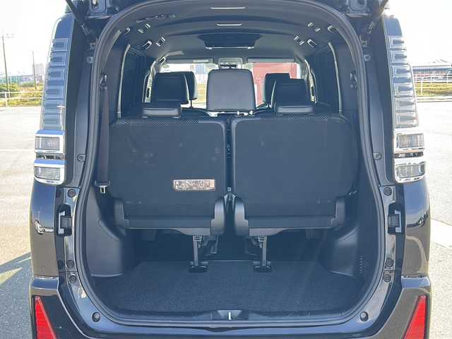 トヨタ ヴォクシー ZS 煌Ⅲ 佐賀県 2021(令3)年 4.5万km ブラック 純正9インチSDナビゲーション/・フルセグTV/CD/DVD/SD/HDMI/Bluetooth/フリップダウンモニター/前後ドライブレコーダー/ビルトインETC2.0/両側パワースライドドア/TVキャンセラー/後席エアコン/ハーフレザーシート/後席サンシェード/ISOFIX対応/革巻きステアリング/ステアリングリモコン/純正16インチアルミホイール/純正LEDヘッドライト/・オートマチックハイビーム/純正LEDフォグランプ/純正フロアマット/トヨタセーフティセンス/・クルーズコントロール/・プリクラッシュセーフティ/・レーンディパーチャーアラート/・パーキングサポートブレーキ/・先行車発進お知らせ機能/・クリアランスソナー