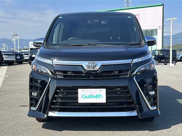 トヨタ ヴォクシー ZS 煌Ⅲ 佐賀県 2021(令3)年 4.5万km ブラック 純正9インチSDナビゲーション/・フルセグTV/CD/DVD/SD/HDMI/Bluetooth/フリップダウンモニター/前後ドライブレコーダー/ビルトインETC2.0/両側パワースライドドア/TVキャンセラー/後席エアコン/ハーフレザーシート/後席サンシェード/ISOFIX対応/革巻きステアリング/ステアリングリモコン/純正16インチアルミホイール/純正LEDヘッドライト/・オートマチックハイビーム/純正LEDフォグランプ/純正フロアマット/トヨタセーフティセンス/・クルーズコントロール/・プリクラッシュセーフティ/・レーンディパーチャーアラート/・パーキングサポートブレーキ/・先行車発進お知らせ機能/・クリアランスソナー