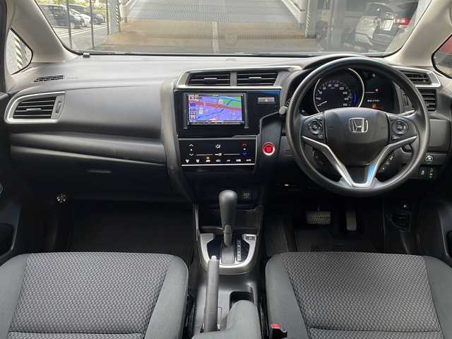 ホンダ フィット 13G L ホンダセンシング 広島県 2018(平30)年 6.8万km クリスタルブラックパール 禁煙/ホンダセンシング/●衝突軽減ブレーキ〈CMBS〉/●誤発進抑制機能/●歩行者事故低減ステアリング/●路外逸脱抑制機能/●ACC〈アダプティブ・クルーズ・コントロール〉/●LKAS〈車線維持支援システム〉/●先行車発進お知らせ機能/●標識認識機能/社外ナビ（CN-RE04D）/・フルセグ/CD/DVD/Bluetooth/SD/バックカメラ/ステアリングスイッチ/オートライト/Fパッケージ/・IRカット/UVカットガラス/・LEDドアウィンカーミラー/・オートリトラミラー/Lパッケージ/・LEDヘッドライト〈インラインタイプ〉/・LEDフォグライト/・前席用i-サイドエアバッグ＋サイドカーテンエアバッグ/セキュリティアラーム/オートエアコン/前後ドライブレコーダー（ユピテル）/ETC/社外15インチアルミホイール