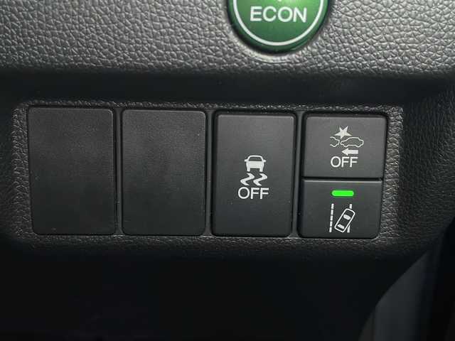 ホンダ フィット 13G L ホンダセンシング 広島県 2018(平30)年 6.8万km クリスタルブラックパール 禁煙/ホンダセンシング/●衝突軽減ブレーキ〈CMBS〉/●誤発進抑制機能/●歩行者事故低減ステアリング/●路外逸脱抑制機能/●ACC〈アダプティブ・クルーズ・コントロール〉/●LKAS〈車線維持支援システム〉/●先行車発進お知らせ機能/●標識認識機能/社外ナビ（CN-RE04D）/・フルセグ/CD/DVD/Bluetooth/SD/バックカメラ/ステアリングスイッチ/オートライト/Fパッケージ/・IRカット/UVカットガラス/・LEDドアウィンカーミラー/・オートリトラミラー/Lパッケージ/・LEDヘッドライト〈インラインタイプ〉/・LEDフォグライト/・前席用i-サイドエアバッグ＋サイドカーテンエアバッグ/セキュリティアラーム/オートエアコン/前後ドライブレコーダー（ユピテル）/ETC/社外15インチアルミホイール