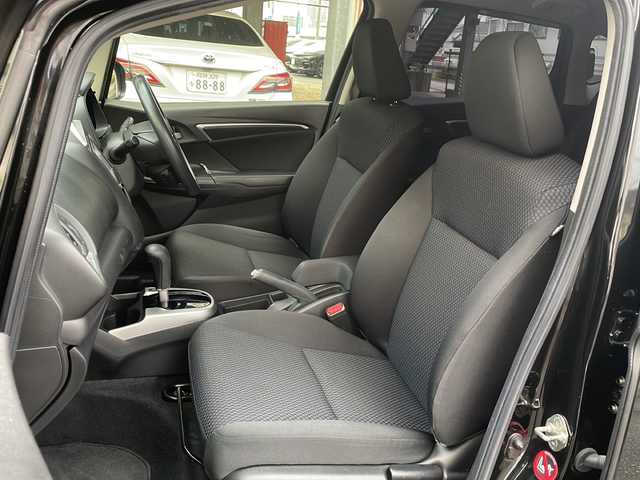 ホンダ フィット 13G L ホンダセンシング 広島県 2018(平30)年 6.8万km クリスタルブラックパール 禁煙/ホンダセンシング/●衝突軽減ブレーキ〈CMBS〉/●誤発進抑制機能/●歩行者事故低減ステアリング/●路外逸脱抑制機能/●ACC〈アダプティブ・クルーズ・コントロール〉/●LKAS〈車線維持支援システム〉/●先行車発進お知らせ機能/●標識認識機能/社外ナビ（CN-RE04D）/・フルセグ/CD/DVD/Bluetooth/SD/バックカメラ/ステアリングスイッチ/オートライト/Fパッケージ/・IRカット/UVカットガラス/・LEDドアウィンカーミラー/・オートリトラミラー/Lパッケージ/・LEDヘッドライト〈インラインタイプ〉/・LEDフォグライト/・前席用i-サイドエアバッグ＋サイドカーテンエアバッグ/セキュリティアラーム/オートエアコン/前後ドライブレコーダー（ユピテル）/ETC/社外15インチアルミホイール